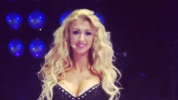 De buna voie si nesilita de nimeni, Andreea Balan si-a aratat chilotii pe net!