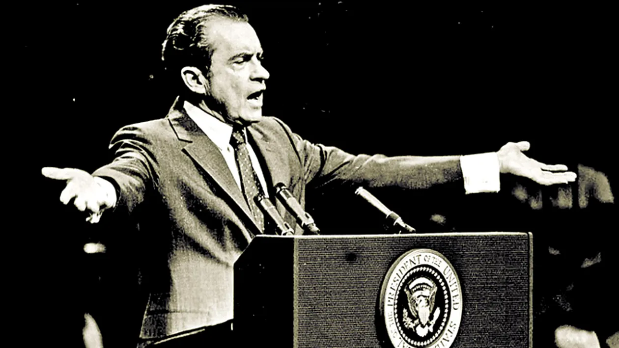 Richard Nixon, presedintele homosexual casatorit de fatada!  Invatat de consilier cum sa-si sarute nevasta
