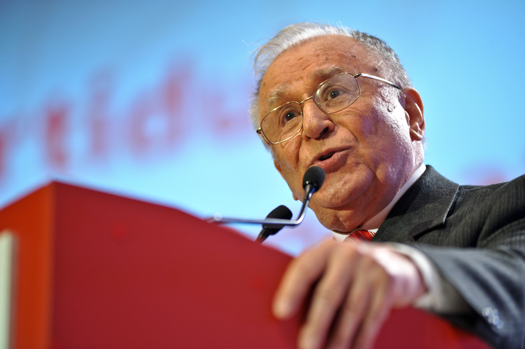 Presedintele de onoare al PSD, Ion Iliescu, sustine un discurs, in timpul Congresului PSD 2013, in Bucuresti, vineri, 19 aprilie 2013. Congresul PSD se reuneste, vineri si sâmbata, la Sala Palatului, pentru a decide, prin vot, asupra noii structuri de conducere a partidului, singurul candidat la sefia formatiunii fiind actualul presedinte, Victor Ponta, în timp ce Liviu Dragnea candideaza la functia de presedinte executiv.TIBERIU CRISAN / MEDIAFAX FOTO