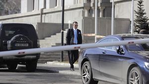 L-am filmat ”în acţiune” pe omul care stabileşte cu adevărat cum se cheltuie bugetele locale! Milionarul cu ”batistuţă la piept” intră prin birourile primarilor ca la el acasă!
