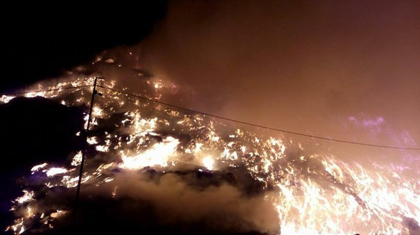 Incendiu violent în Cluj. Focul arde pe 1.000 de metri pătraţi