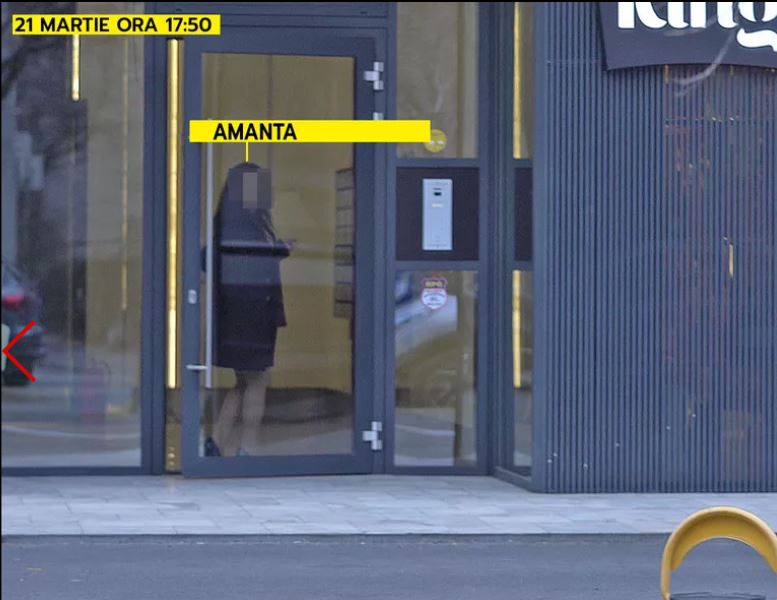Grijulia consilieră intră în bloc (Foto: CANCAN.RO)