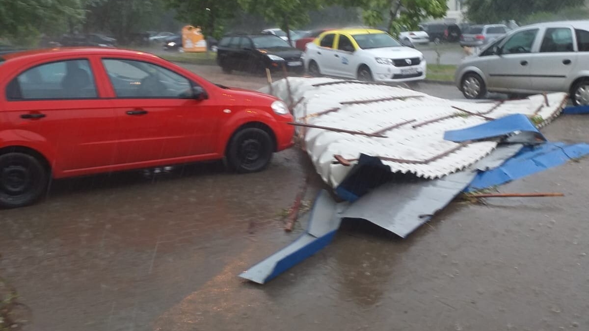 Acoperiş desprins de pe un bloc din Focșani, din cauza vântului puternic