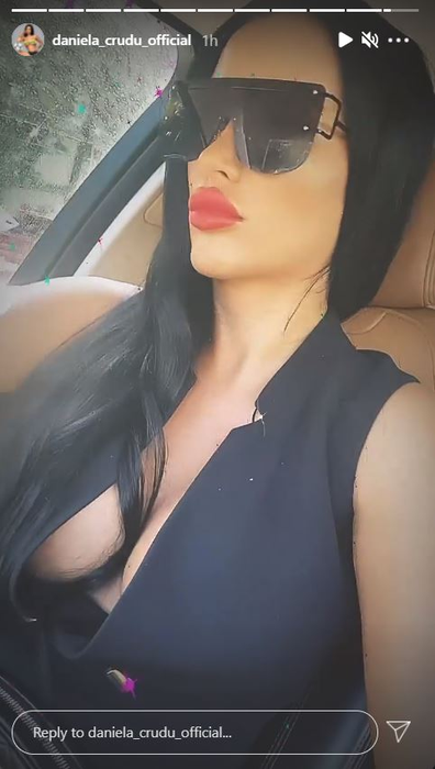 Daniela Crudu a îmbrăcat un costum de baie minuscul și a ”defilat” pe plaja din Mamaia. FOTO