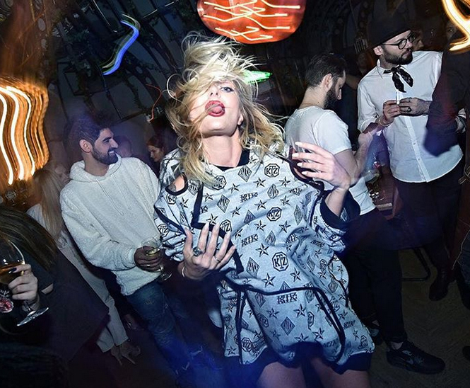 Delia a împlinit 36 de ani şi a dat mare petrecere! Ce cadou i-au adus Răzvan Simion şi Lidia Buble! Artista a scos telefonul şi a filmat