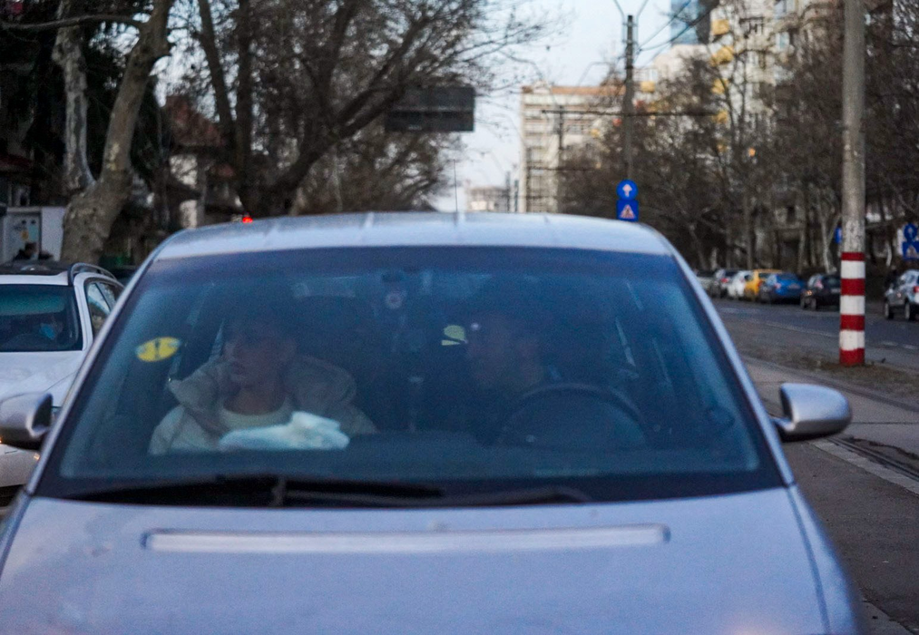 Kamara a ajuns la destinație, iar asistenta va coborî din mașina lui și va lua un Uber
