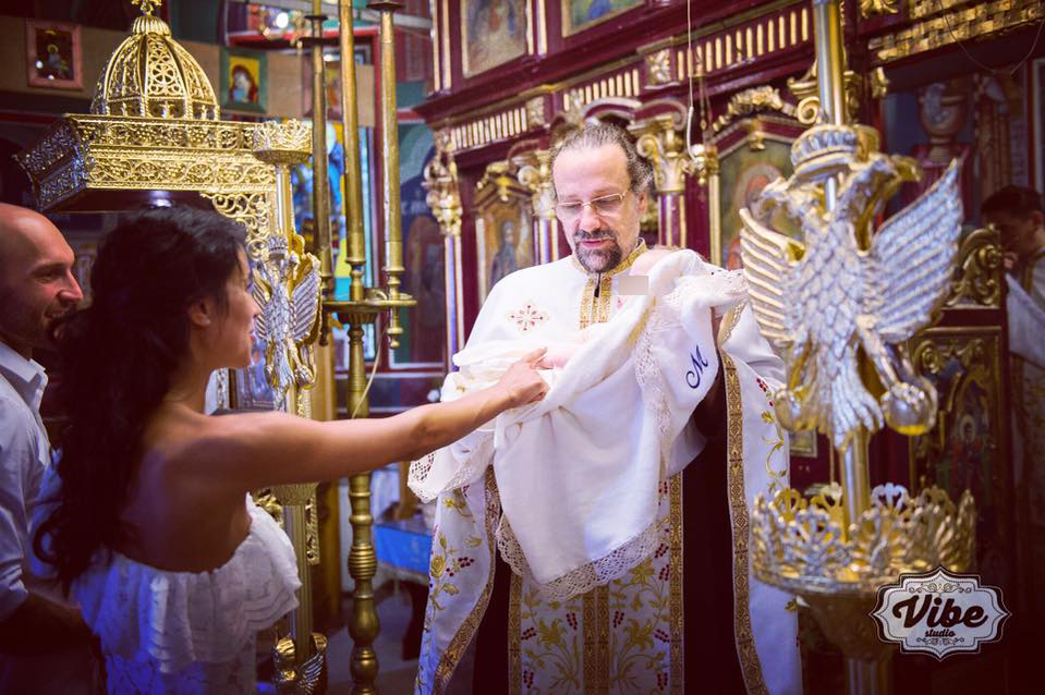 CĂTĂLIN BORDEA şi soţia lui, LIVIA, au devenit părinţi spirituali! Primele imagini de la eveniment