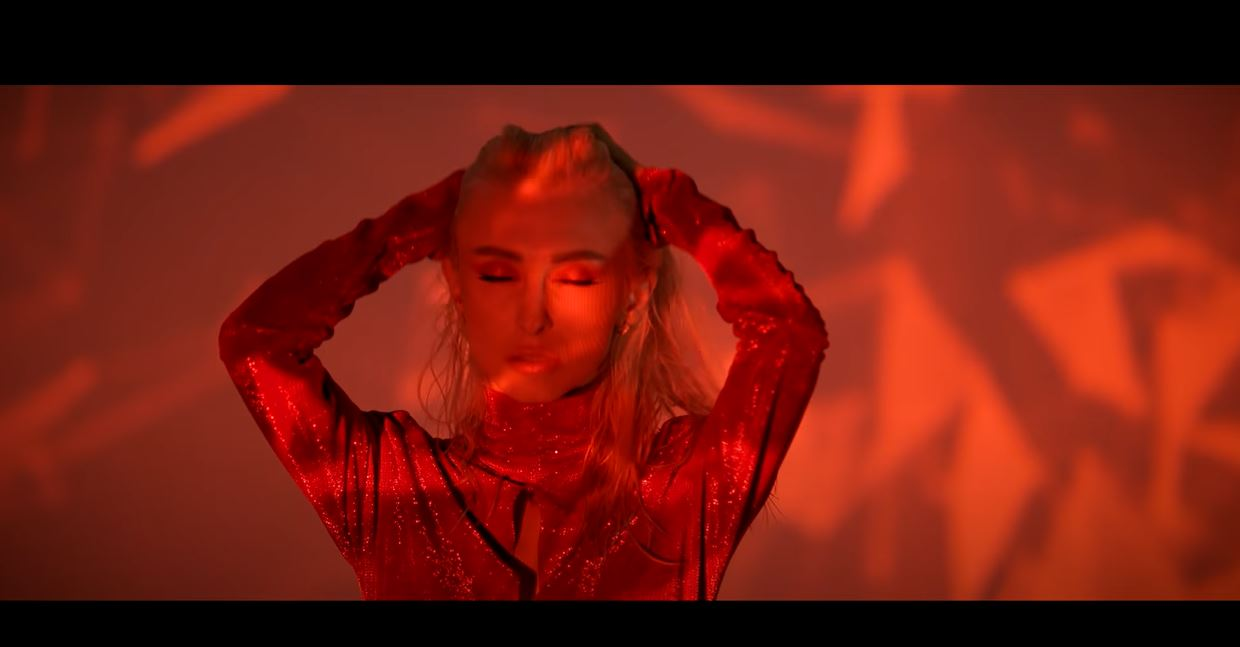 Andreea Bălan, topless în clipul celei mai noi melodii! Anunțul făcut despre piesa “Am crezut în basme”
