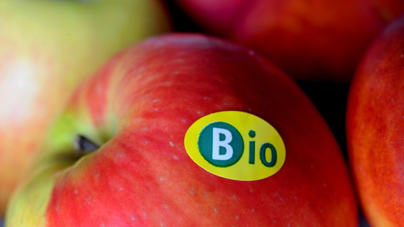 Poți mânca abțibildul de pe fructe sau nu? Ce spun experții despre cât de sigur este