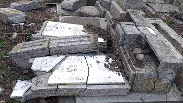 Cei trei tineri care au devastat cimitirul evreilor din Huși au fost trimiși în judecată. Ce sancțiune o să primească minorii