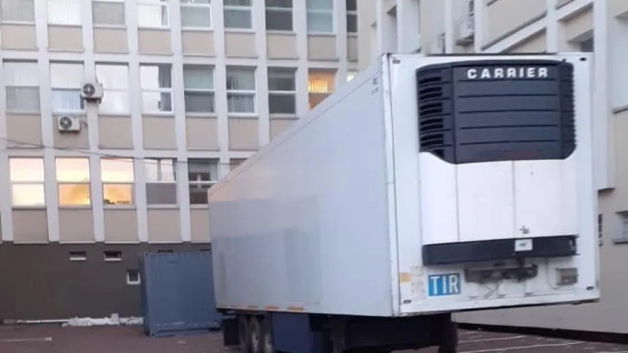 Halucinant! A fost improvizată o morgă într-o remorcă frigorifică, pentru victimele coronavirusului, în curtea Spitalului Județean Suceava