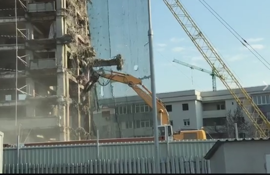 Blocul este demolat în aceste momente!