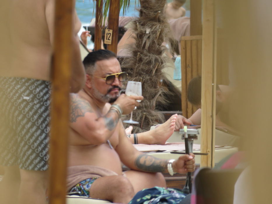 După ce a băut și a fumat pe plajă, Sorinel a plecat în club Breeze / (foto: Facebook)