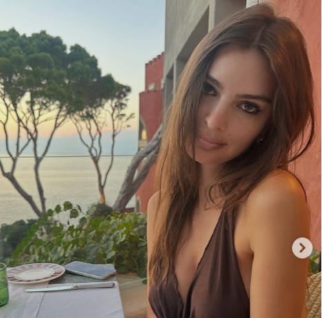 Emily Ratajkowski a încins atmosfera în Grecia. Cum s-a fotografiat pe plajă