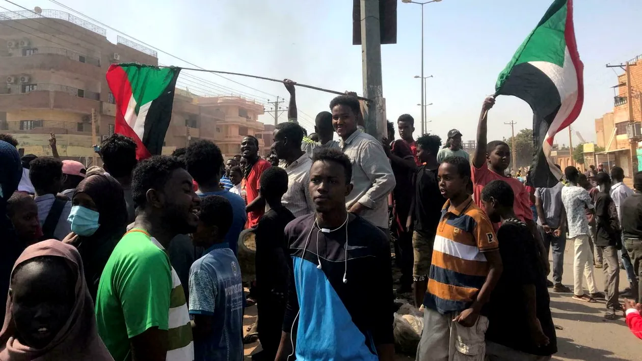 Cel puțin trei oameni au murit și alți 80 au fost răniți în Sudan, după ce armata a deschis focul împotriva protestatarilor