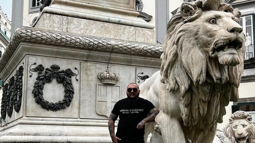 Ce făcea Dani Mocanu, în timp ce autoritățile căutau leul liber de pe străzile din Târgoviște. Manelistul a atras din nou atenția autorităților