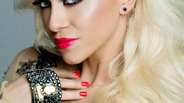 ANDA ADAM luptă cu kilogramele! Cântăreaţa a purtat o bluză transparentă, iar burta i s-a văzut în toată splendoarea ei