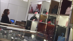 A vrut să fie în pas cu moda şi a mers la mall, dar… Doamna ministru s-a pierdut printre poşetele Cerutti 1881!
