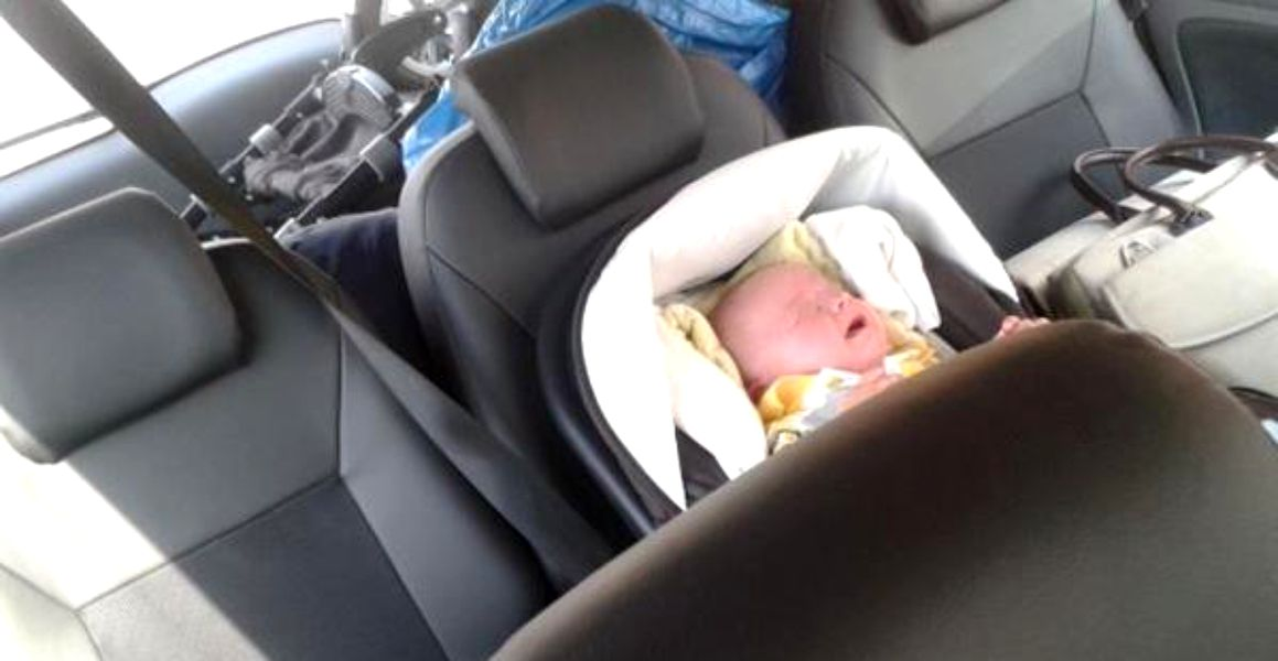 Gemeni de 5 luni morți, după ce tatăl lor i-a uitat în mașină