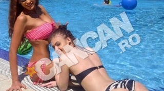 O arde... uite cum o arde... Bianca Dragusanu la piscina! S-a tolanit lasciv la soare si s-a balacit la greu