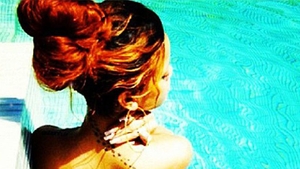Pozele postate de Rihanna pe net. In ce ipostaza s-a fotografiat, in timp ce iubitul Chris Brown flirta cu o blonda misterioasa