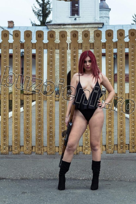 Fotografiile au devenit virale! Ședință foto ”deocheată” în fața mănăstirii din Buzău. O elevă goală a…