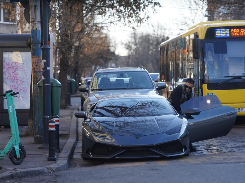 Zed a revenit la mașina pe care o lăsase parcată în stradă