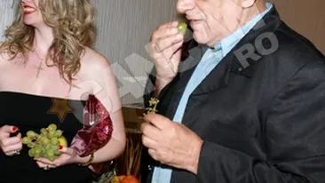 Viorel Lis a facut o criza de nervi la un eveniment monden! A aruncat cu mancare dupa fotograf si i-a aratat amenintator cutitul!