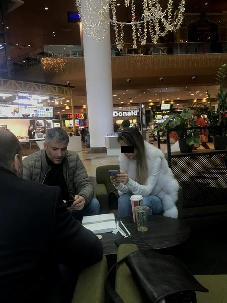 Noua iubită a lui Sorin Mierlea a butonat de zor telefonul mobil