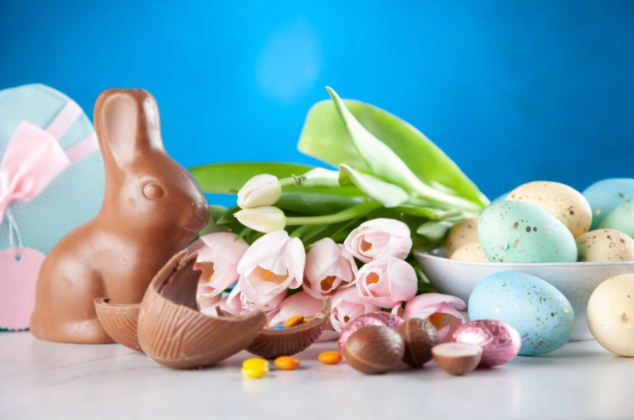 Un iepuraș cu botic alb… A venit la voi în prag… Să vă aducă un ou roșu… Care să vă umple coșul… Ciocniți?… Hristos a Înviat! ©pexels.com