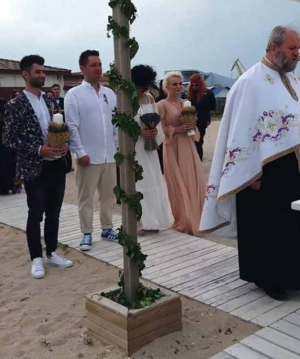 OCTAVIAN STRUNILĂ şi OANA BOTEZ, cununaţi de un preot exclus din BOR! Nunta oficiată pe plaja din 2 Mai, nerecunoscută de nicio biserică ortodoxă