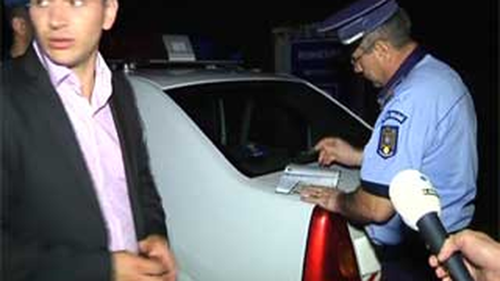 Imagini incredibile! Fostul profesor de religie acuzat de viol a depus plangere dupa ce a fost amenintat! Se teme sa mai iasa din casa fara bodyguard!