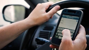 Ce amendă poți lua dacă vorbești la telefon la volan