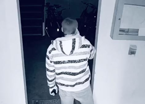 Un sucevean a furat aparatul cu dezinfectant din scara unui bloc! Ce a făcut, înainte, cu soluția întrece orice imaginație. “Chiar nu e de glumit, se pare că…” VIDEO