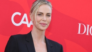 Ce s-a întâmplat în noaptea în care mama lui Charlize Theron și-a împușcat mortal soțul. Actrița a fost martoră