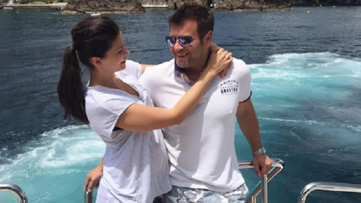 Imagini fierbinţi! ALINA PUŞCAŞ nu şi-a putut lua mâinile de pe iubitul ei! Cei doi s-au iubit pe iaht