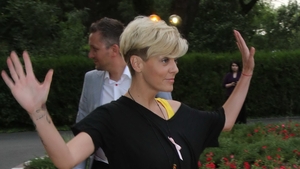 Dana Nalbaru, aparitie socanta in public! A ignorat complet "dress code"-ul si si-a sfidat colegele imbracate in rochii elegante!