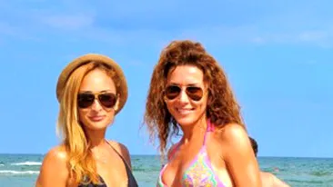 Povestea pitestencei Adriana, sora geamana a lui Carmen Bruma: are un copil si e lector universitar! Afla cu ce program de sport extrem se tine in forma!