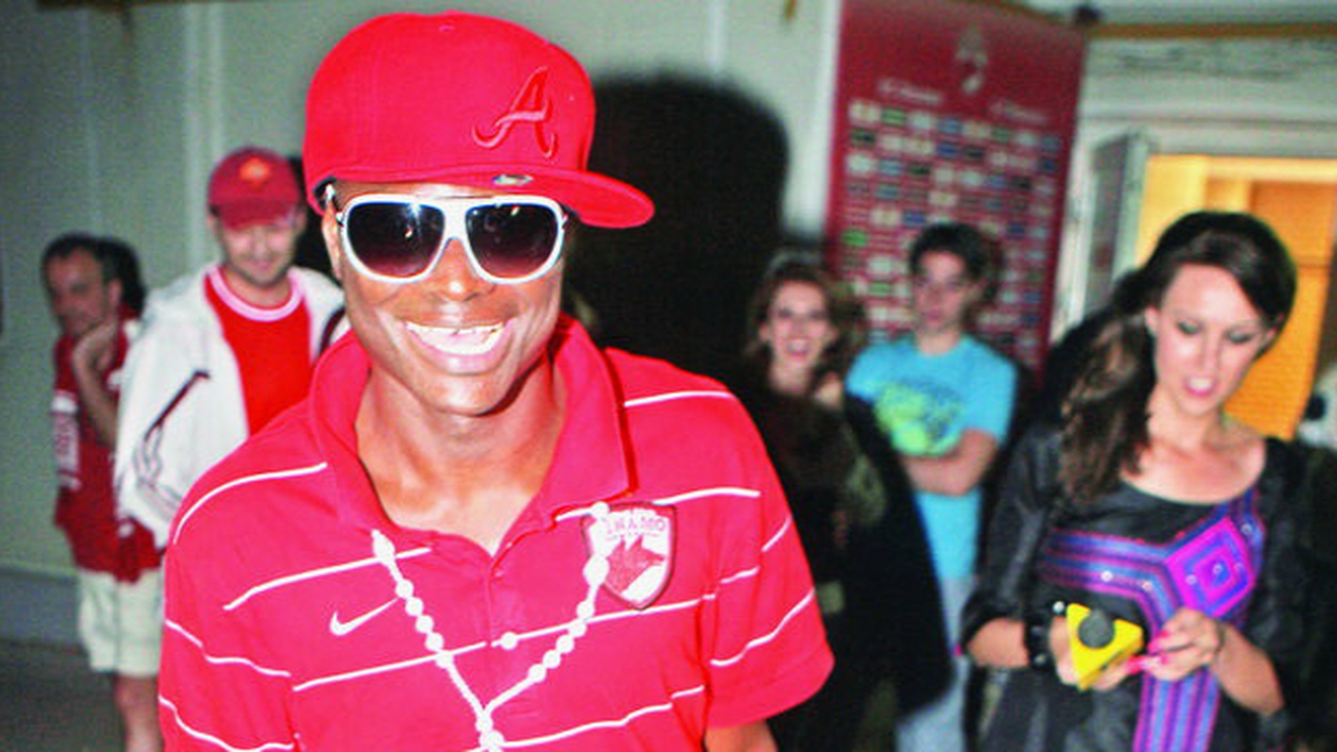 E petrecere, e N Doye! Senegalezul face naveta pentru a simti lumina stroboscopului! Unde si-a gasit noul cuib de nebunii!