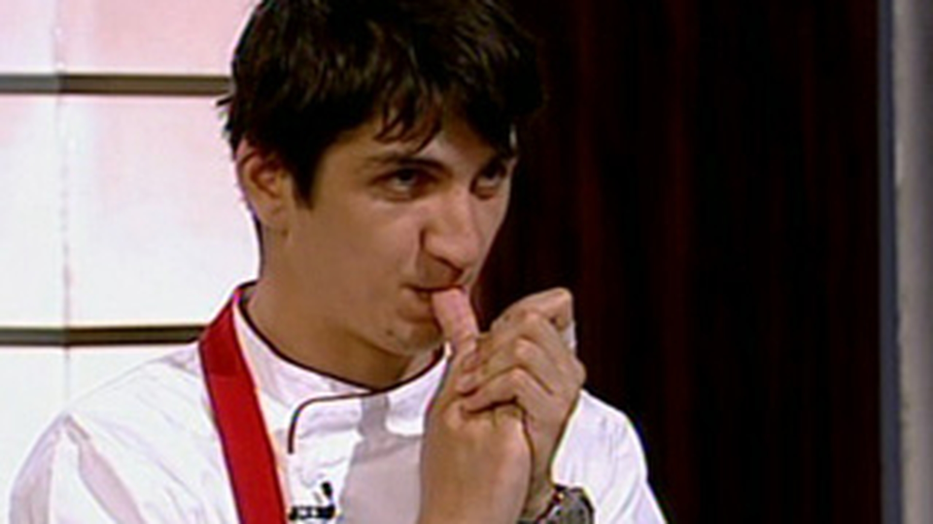 Petru a fost criticat la Masterchef pentru ca nu a pus destula sare si a taiat gresit pestele! Andi Moisescu: "Voi stiti ca foarte multa sare in mancare nu e buna?"