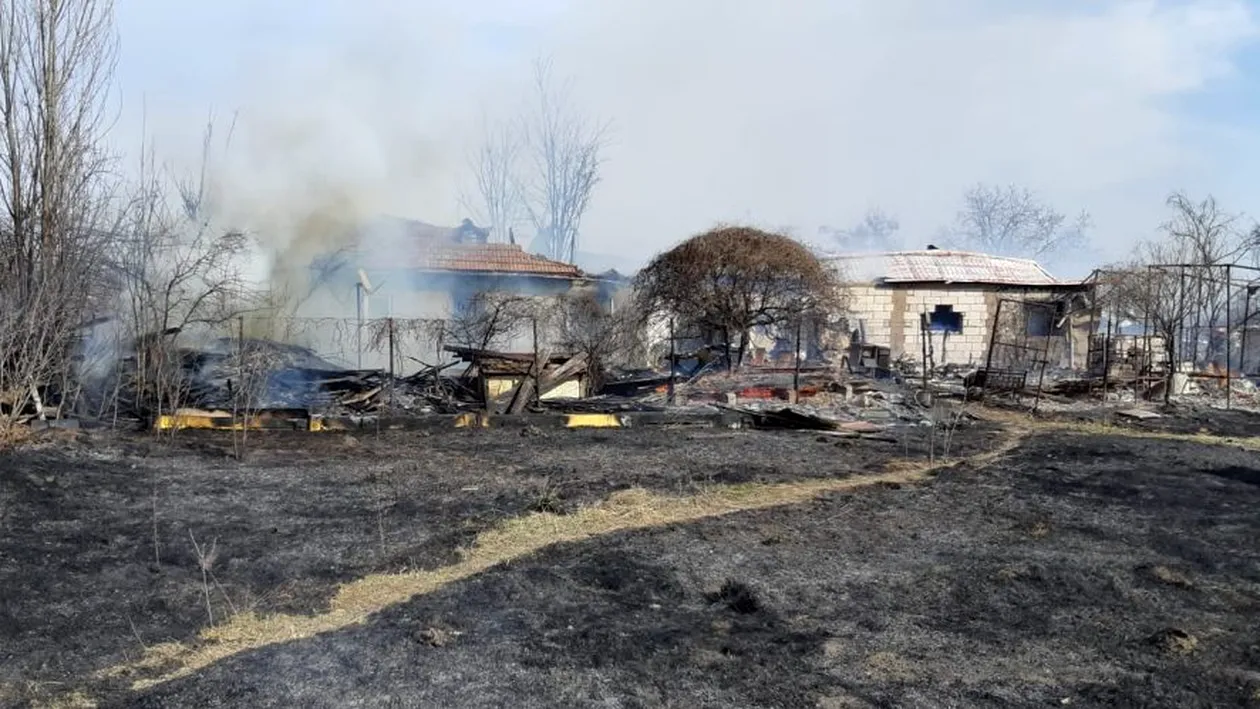 După Vrancea și Giurgiu, incendiu puternic de vegetație și în Dâmbovița | FOTO + VIDEO