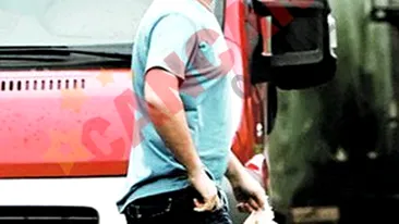 Le aduce pranzul cainilor maidanezi