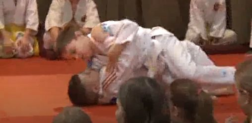 A fost deschisă o secţie de judo la liceul românesc din Gyula, Ungaria! Copiii au urmărit cu sufletul la gură demonstraţiile