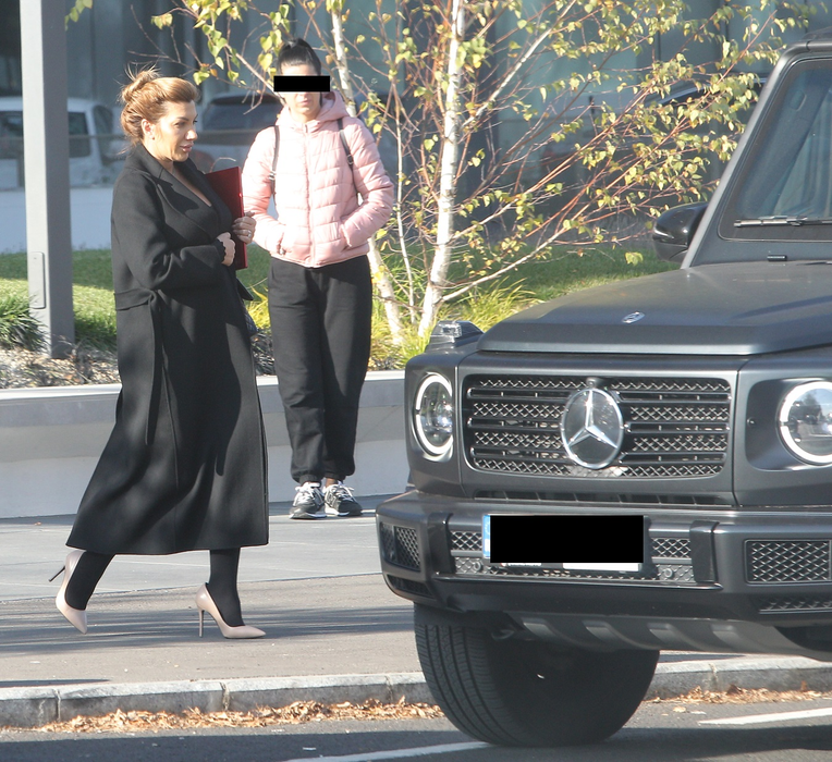 Sheila se îndreaptă spre mașină, unde soțul ei așteaptă (Foto: CANCAN.RO)