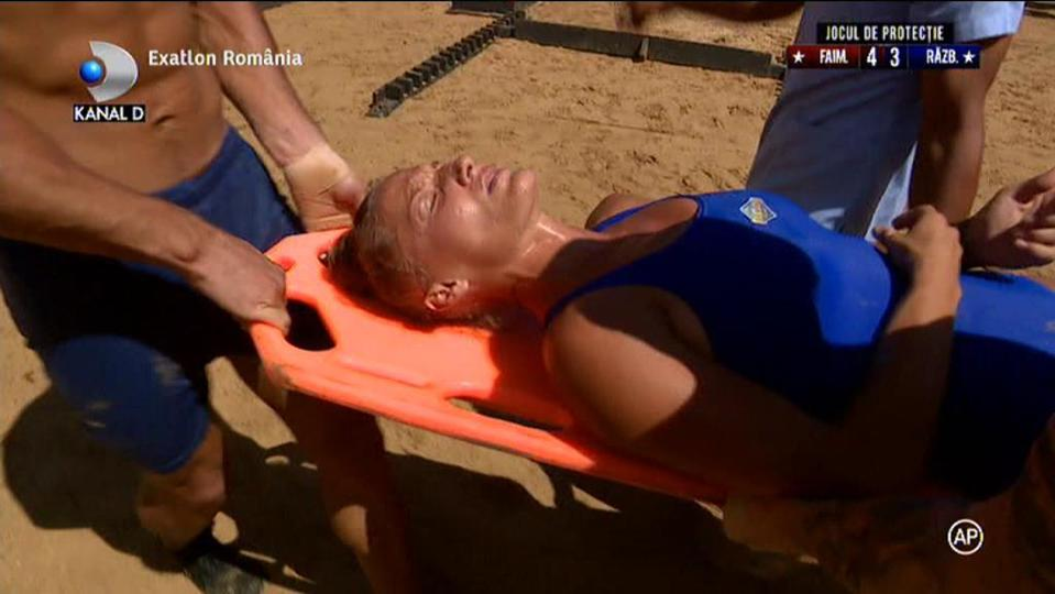 Exatlon 04 noiembrie. Momente de panică în Republica Dominicană: Betty, luată cu targa de pe teren “Are nevoie de oxigen. Repede!”