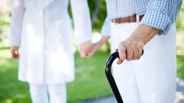 Ce a făcut o badantă cu banii unui bătrân din Italia. A profitat de el până la capăt