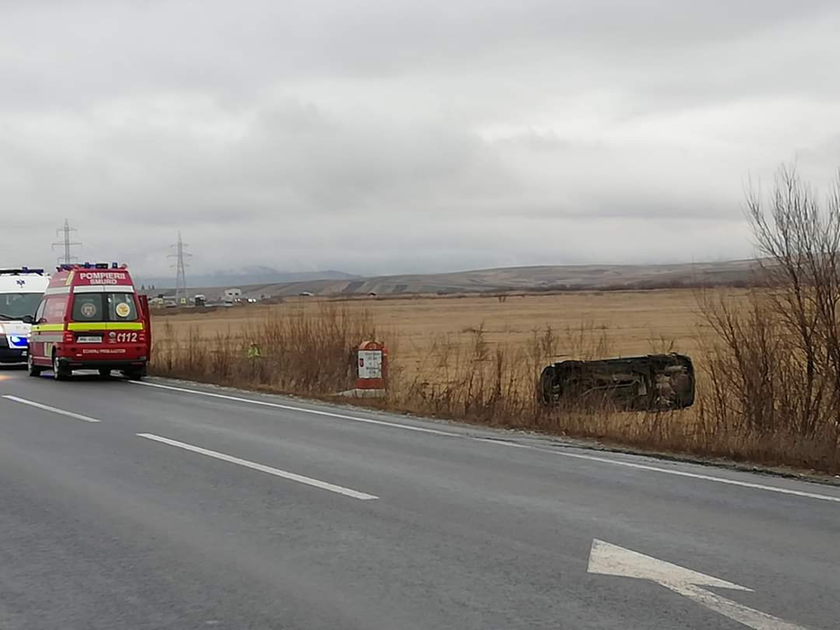 Accident înfiorător în Harghita! Un bărbat a murit, iar altul a fost rănit, după ce s-au răsturnat cu mașina pe un câmp
