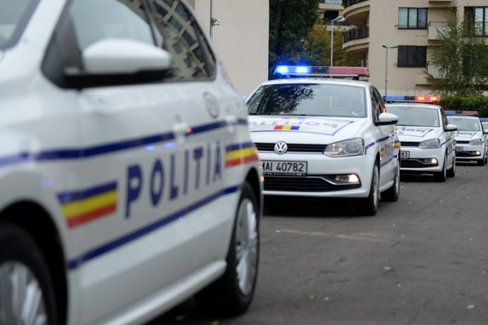 Supărat că a fost amendat și că i s-a reținut certificatul de înmatriculare, un interlop a amenințat grav un polițist. Inculpatul a ajuns, ulterior, în fața magistraților