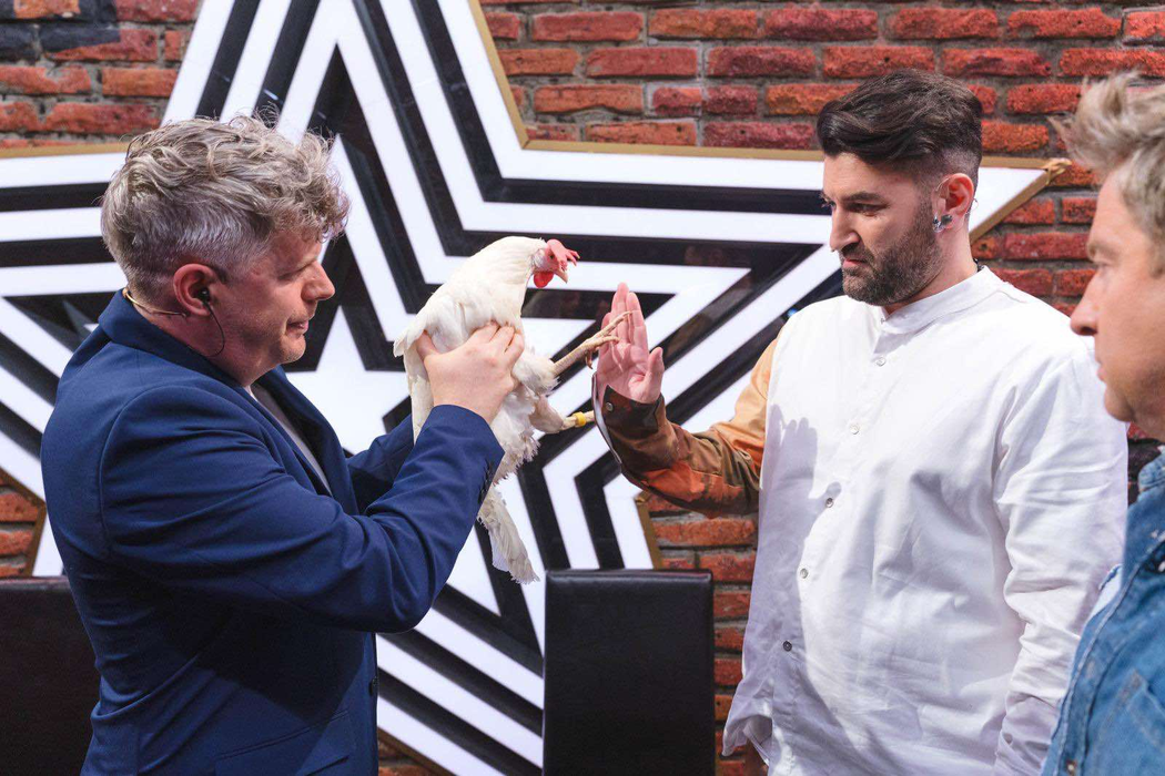 Smiley bate „palma” cu găina la Românii au talent