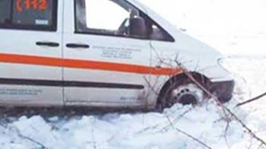 Zăpada şi frigul fac victime în nordul ţării! Ambulanţă cu trei copii, blocată într-un şanţ după ce a derapat din cauza poleiului